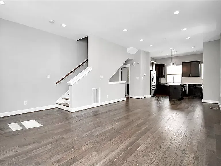 714 Clark St — Photo 8