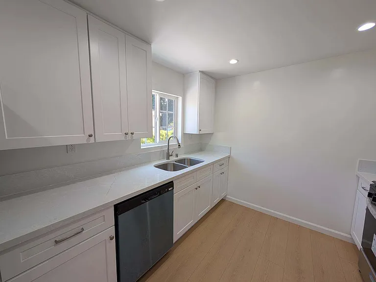 1354 W 36th Pl — Photo 10