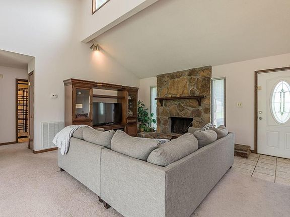 3rd image of 4831 Chase Hill Dr