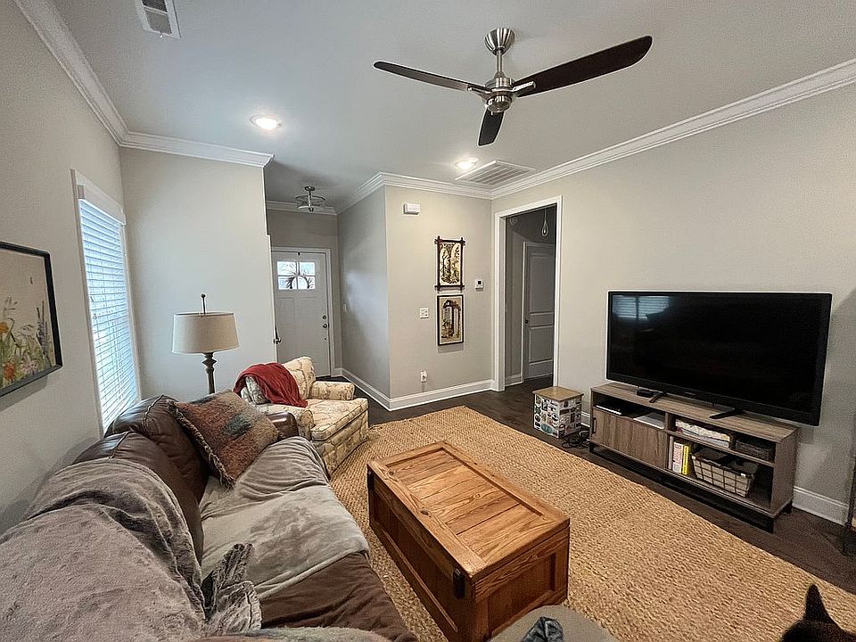 1st image of 502 Bellingham Dr NE