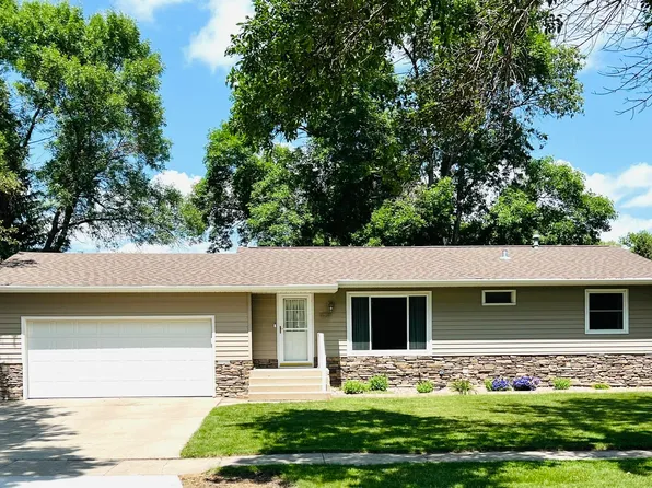 1223 12th Ave NE, Aberdeen, SD 57401