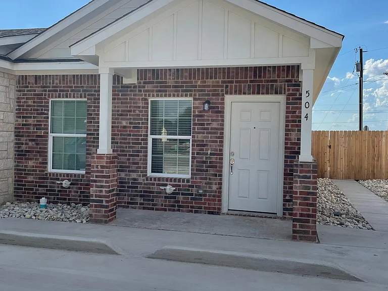 504 Alamo Ct — Photo 1