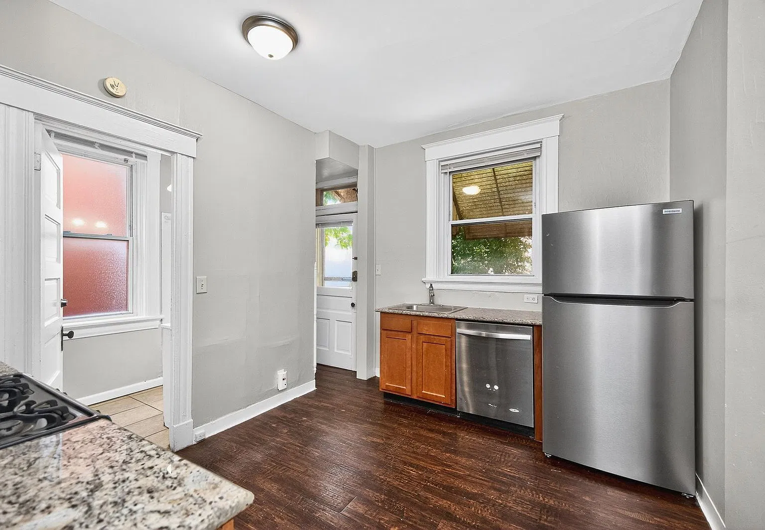 6 bed, 2.0 bath, 1939 sqft, $2,995 — Photo 2