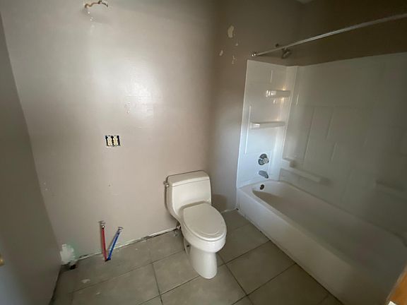 5th image of 2057 N Lasalle St
