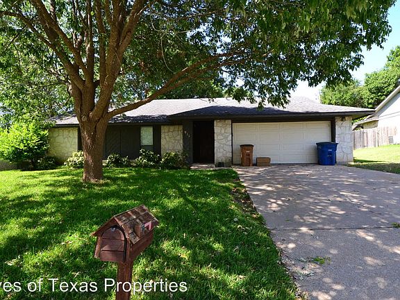 3rd image of 911 River Oaks Dr