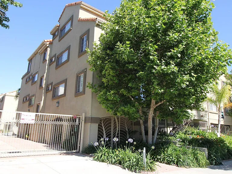Canoga Luxury Apartments — Photo 6