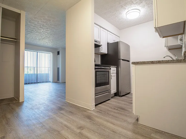 Oxford Park Towers of Berkley Senior Community — Photo 8