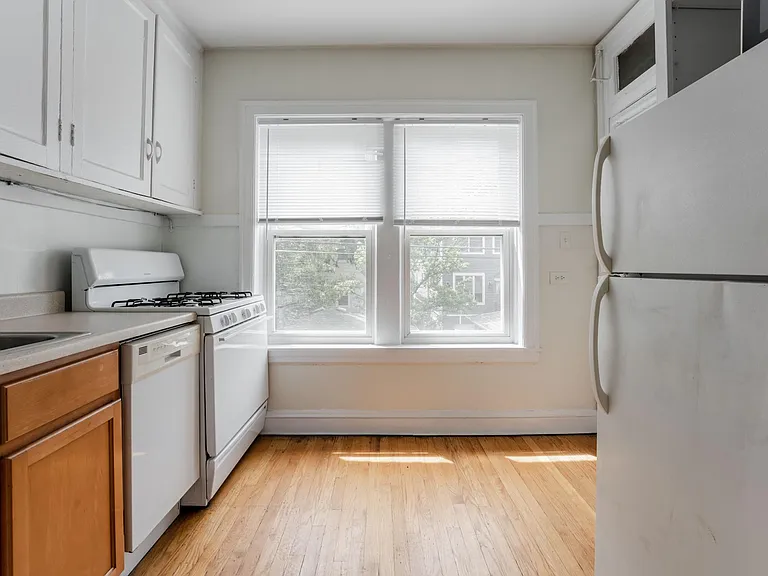 2561 W Montrose Ave — Photo 5