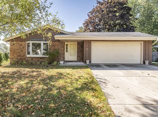 241 E Norport Dr, Port Washington, WI 53074