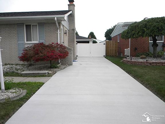 2nd image of 12266 Manor Dr