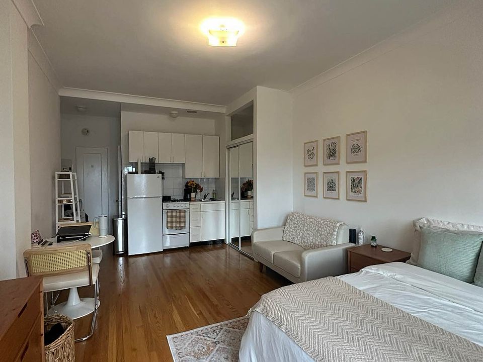 2nd image of 200 W 70th St Penthouse G