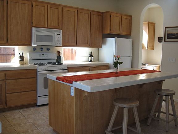 Large Open Kitchen w/Oversize Island