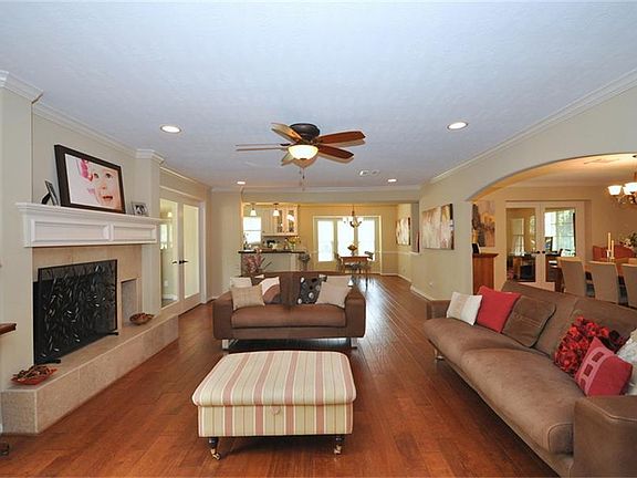 Great entertaining space opens to breakfast & kitchen!