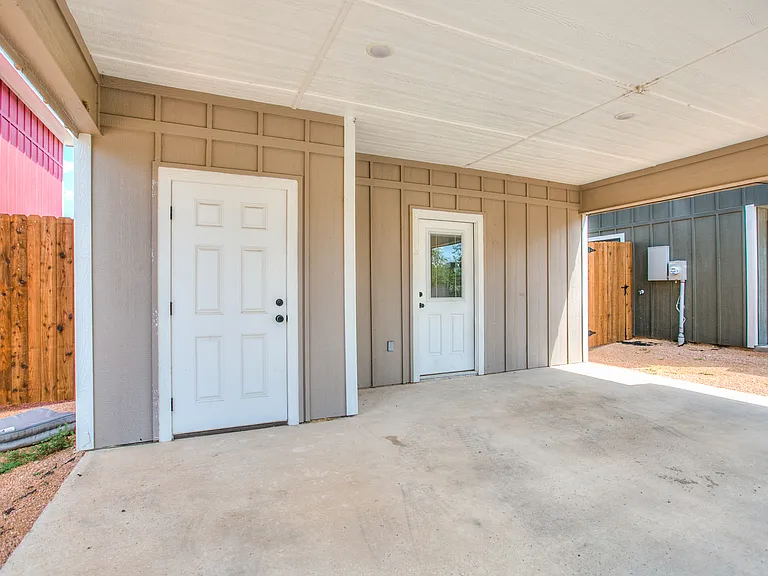 1009 Holiday Dr — Photo 23