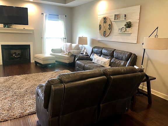 Living Room (pic 2)