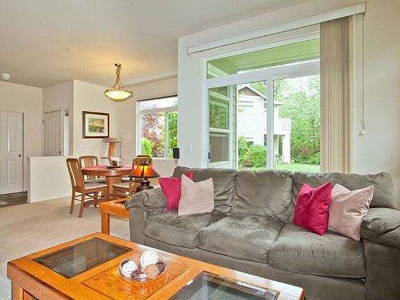 Cozy Living Room & Dining