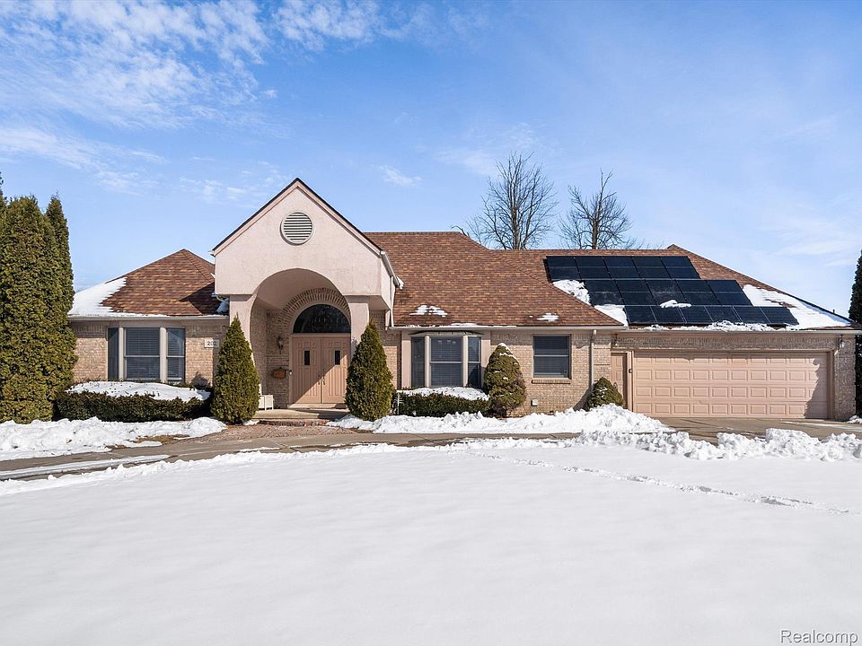 1st image of 202 Wellington Crescent Blvd