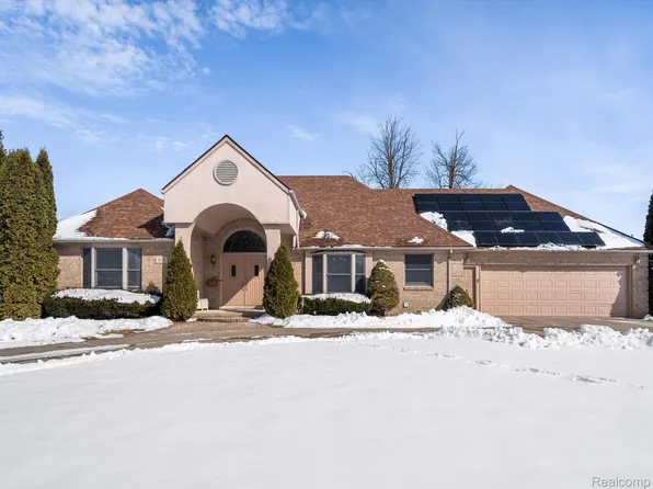 202 Wellington Crescent Blvd, Mount Clemens, MI 48043