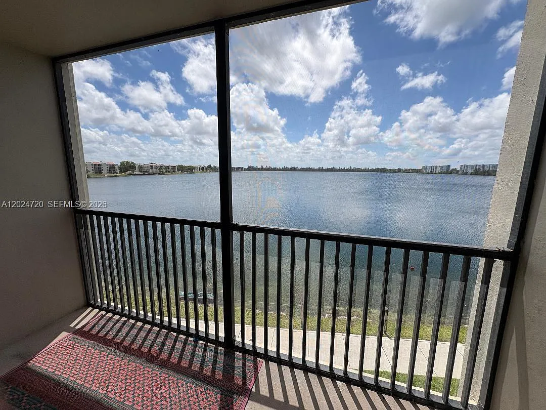Lake Emerald Condominium — Photo 2