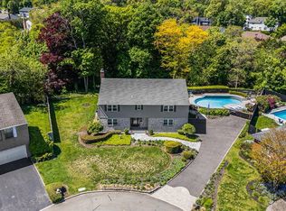 4 High Ct, Bayville, NY 11709