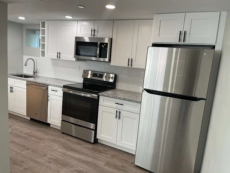 33 Jackson Ave #1R — Photo 2