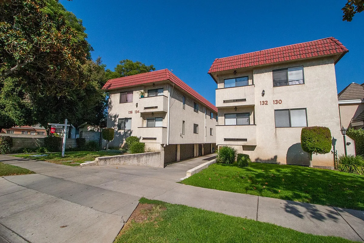 Building Photo - 136 N Marengo Ave #C