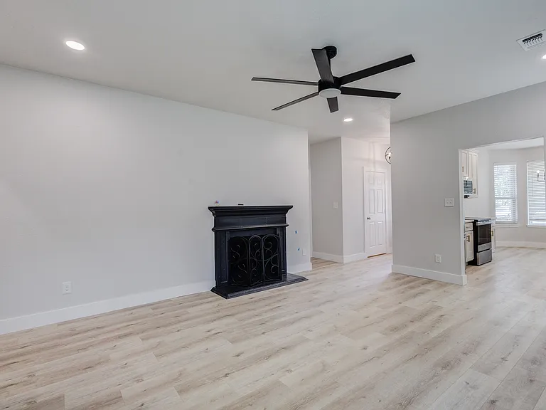 3948 Overlake Dr — Photo 3