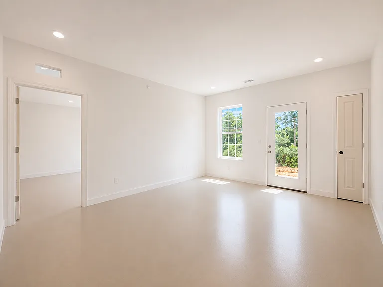 300 Lindenhurst Dr — Photo 19