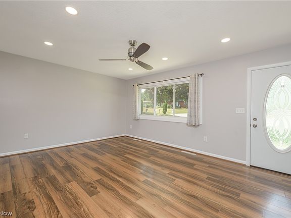 4th image of 427 Brian Dr