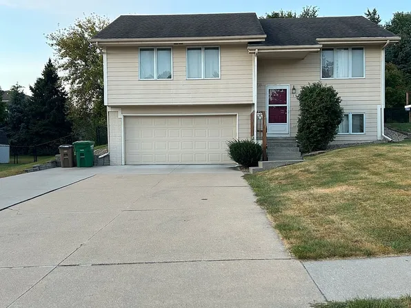 1512 Parkhill Dr, Norwalk, IA 50211