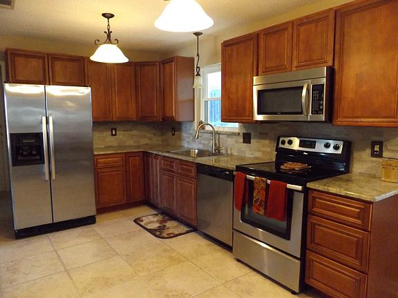 5th image of 825 Cliffside Dr