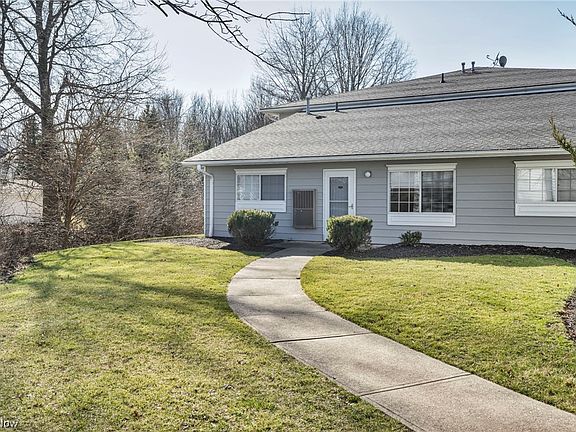 3rd image of 27069 Oakwood Cir APT 101W