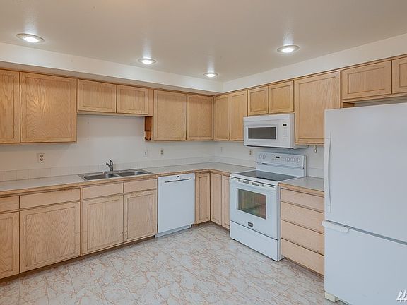 Fully equipped kitchen (all appliances convey!).