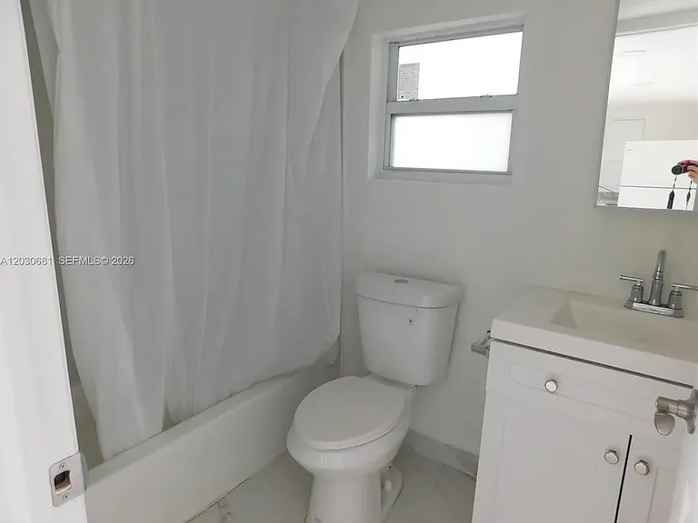 1605 NW 26th St #B — Photo 8