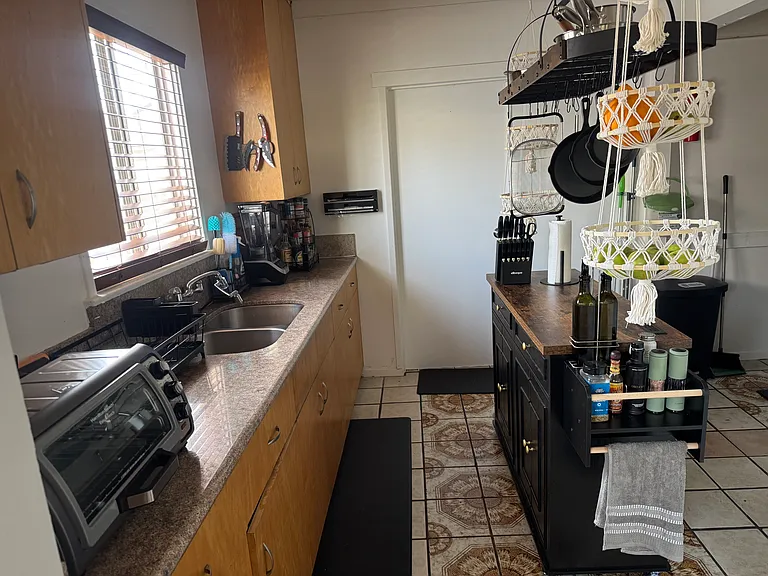 878 Warren Ave — Photo 12