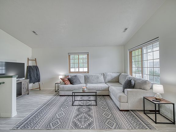 4th image of 741 Clarence Ct