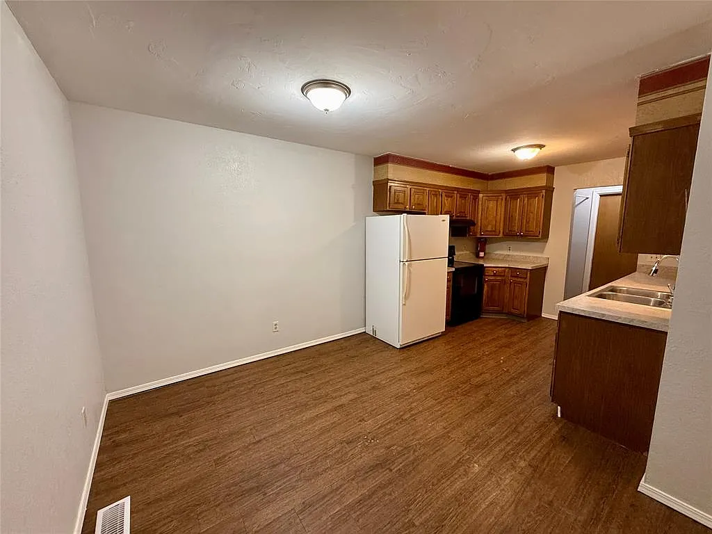 3 bed, 2.0 bath, 2732 sqft, $1,300 — Photo 4