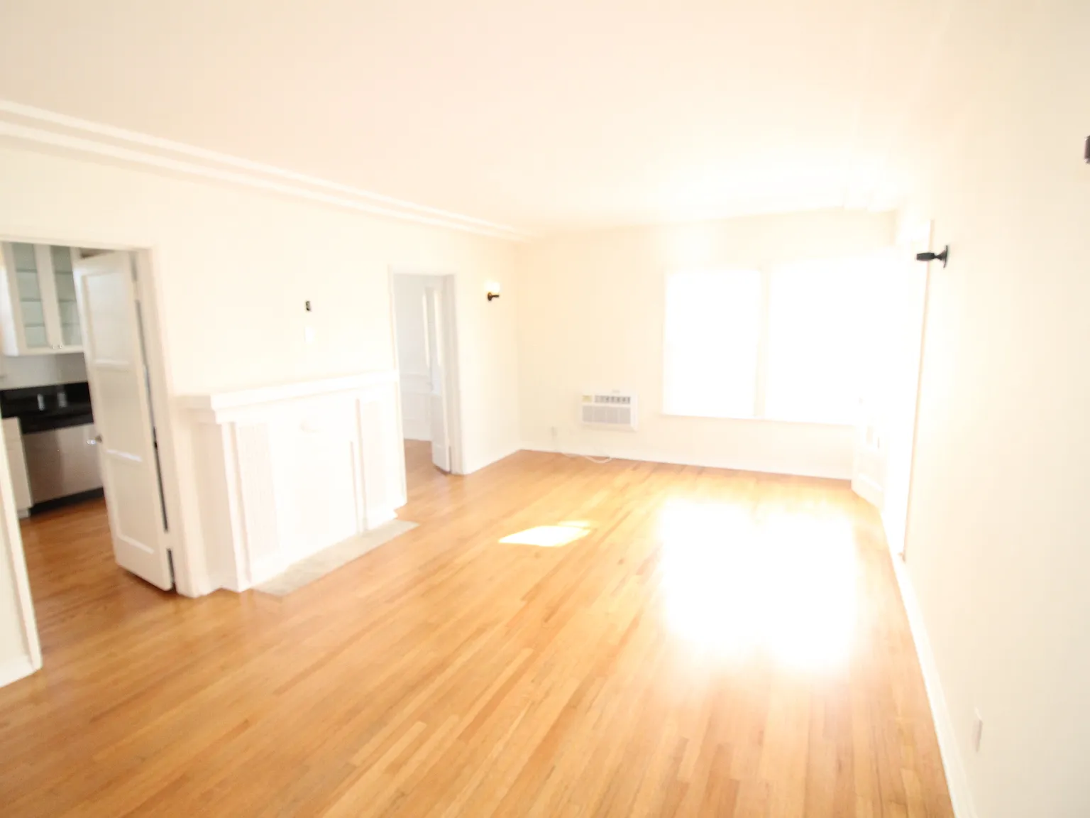 2 bed, 1000 sqft, $3,650 — Photo 3