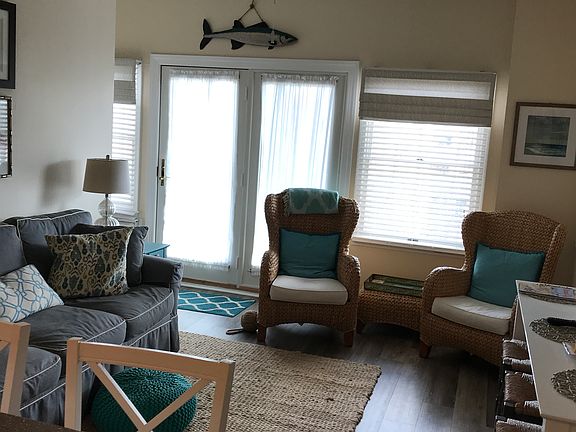 Living area/queen sleep sofa