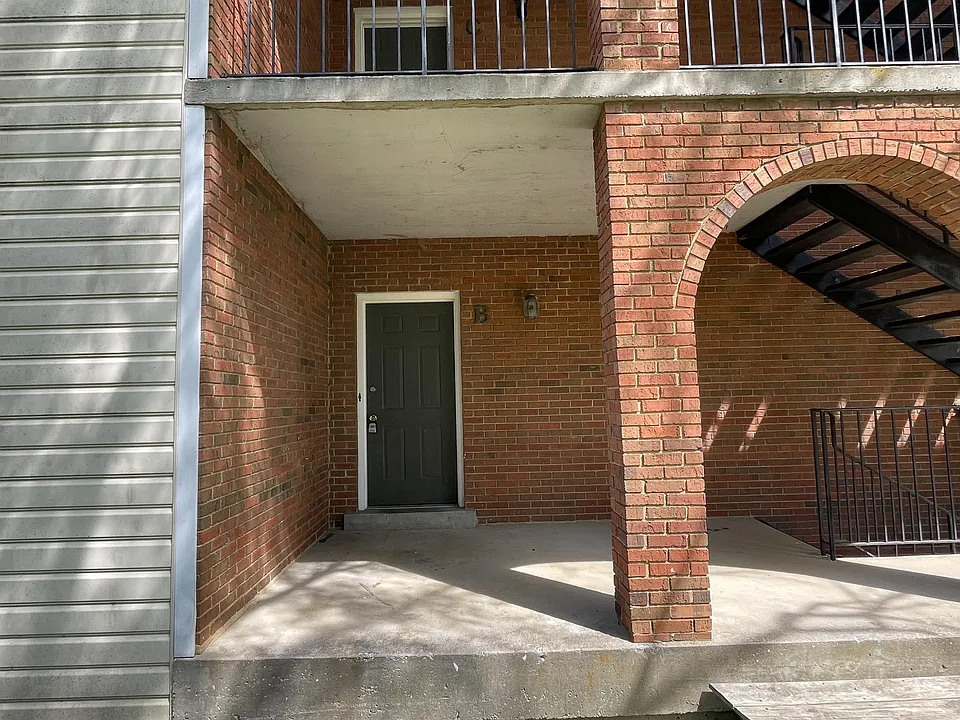 424 Harrodsburg Ln