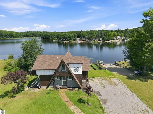 9285 E 50th Rd, Cadillac, MI 49601
