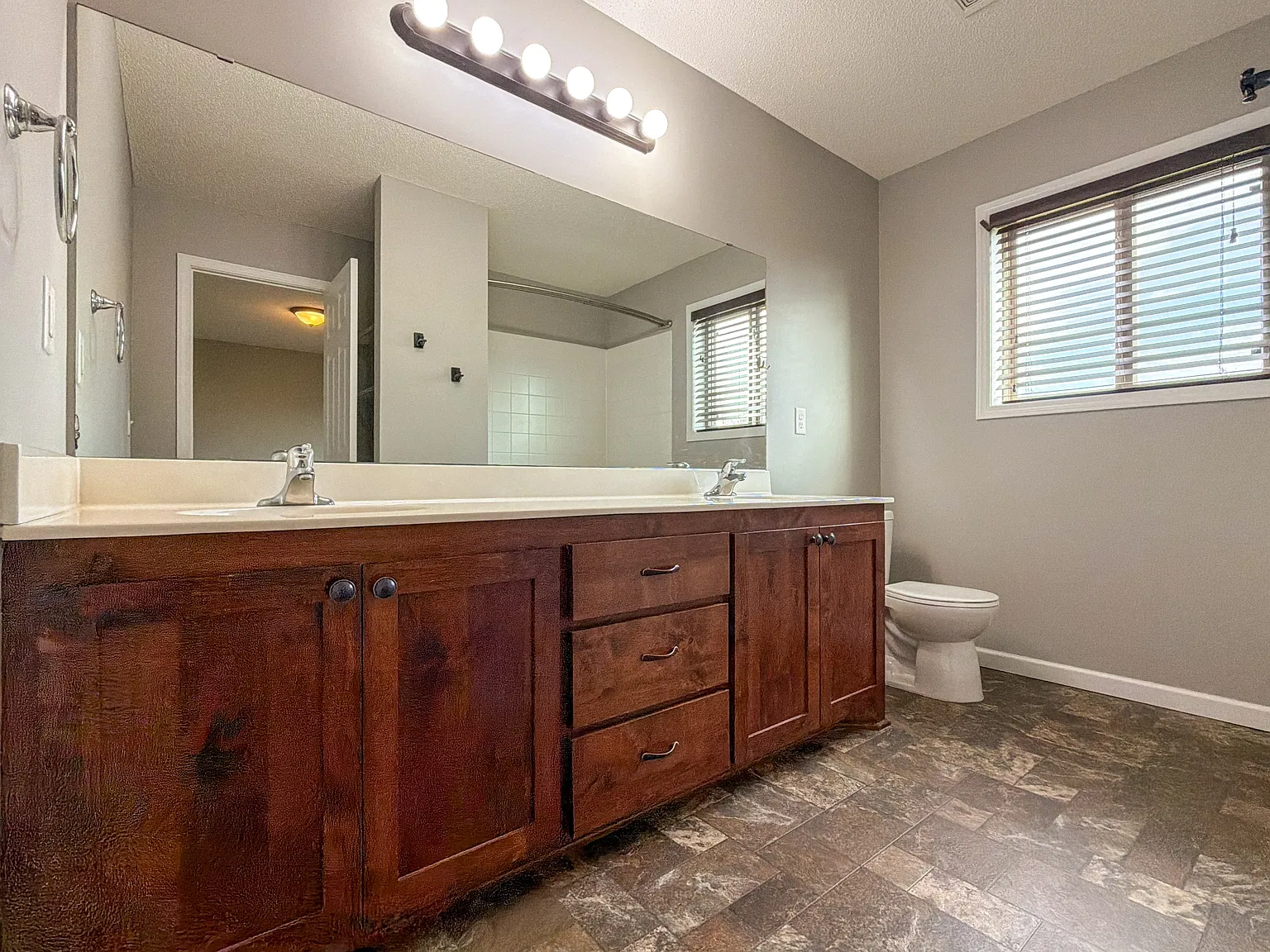 820 Cole Avenue - 1 — Photo 3