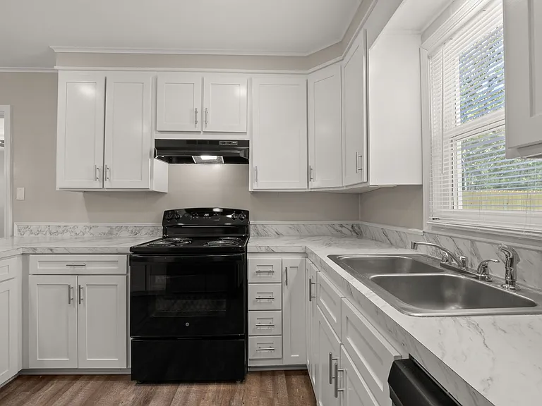 411 Allen St — Photo 5