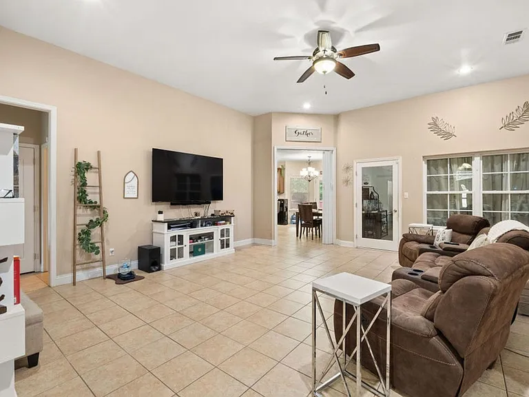 315 Veterans Ln — Photo 3