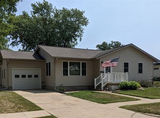 206 S 5th St, Mapleton, IA 51034