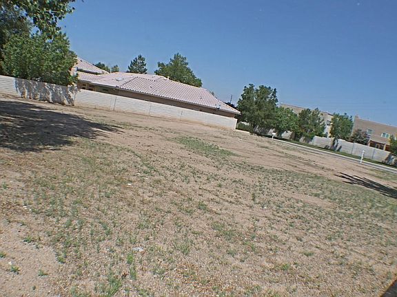Mature landscaping all around
