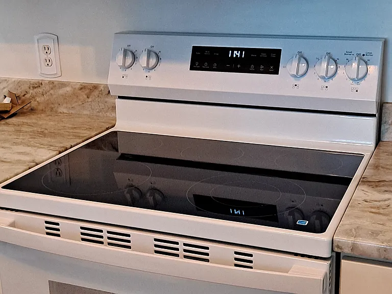 New stove, micro & fridge!
