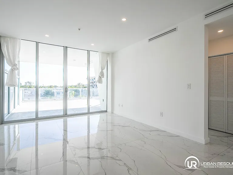 8425 Crespi Blvd #303 — Photo 32