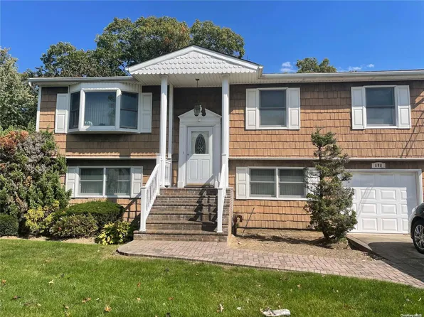 598 Centre Avenue, Lindenhurst, NY 11757