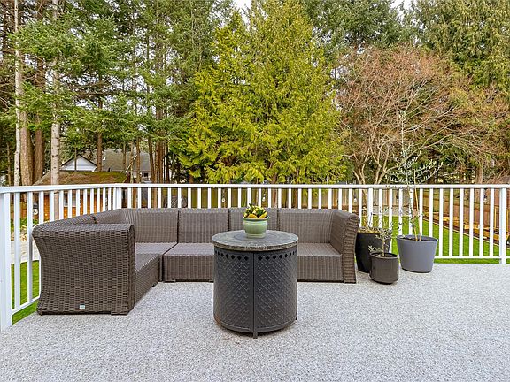 5th image of 941 Ballenas Rd W